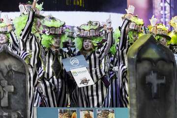 Los Nietos de SaryManchez se autodescalifican en la final de murgas al superar el tiempo establecido en señal de protesta/Lpacarnaval y TA.